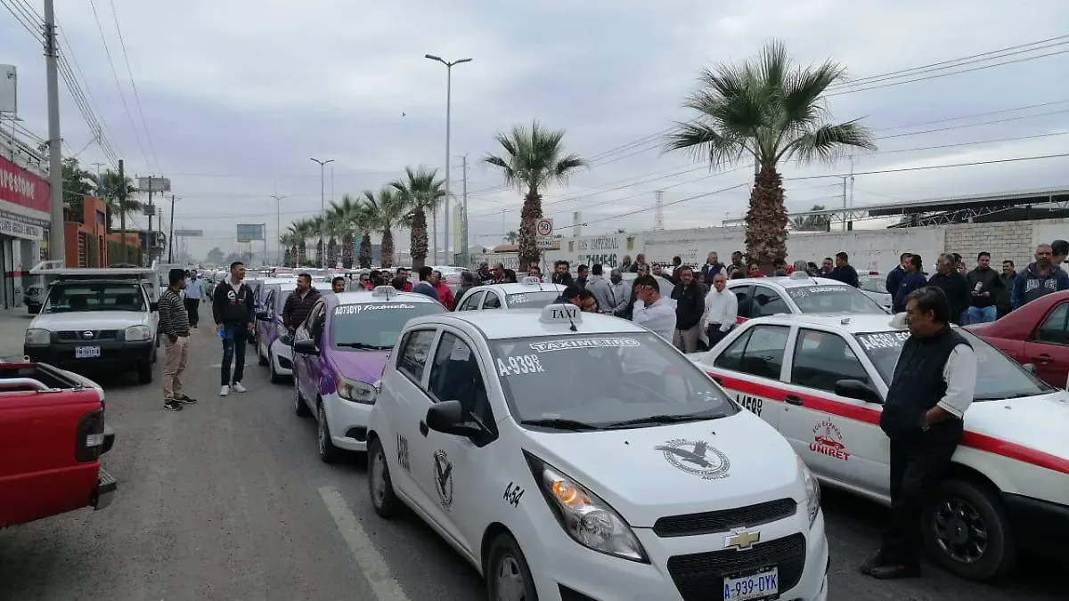 09 CESAR Taxistas de UNIRED bloquean su dirección de transporte